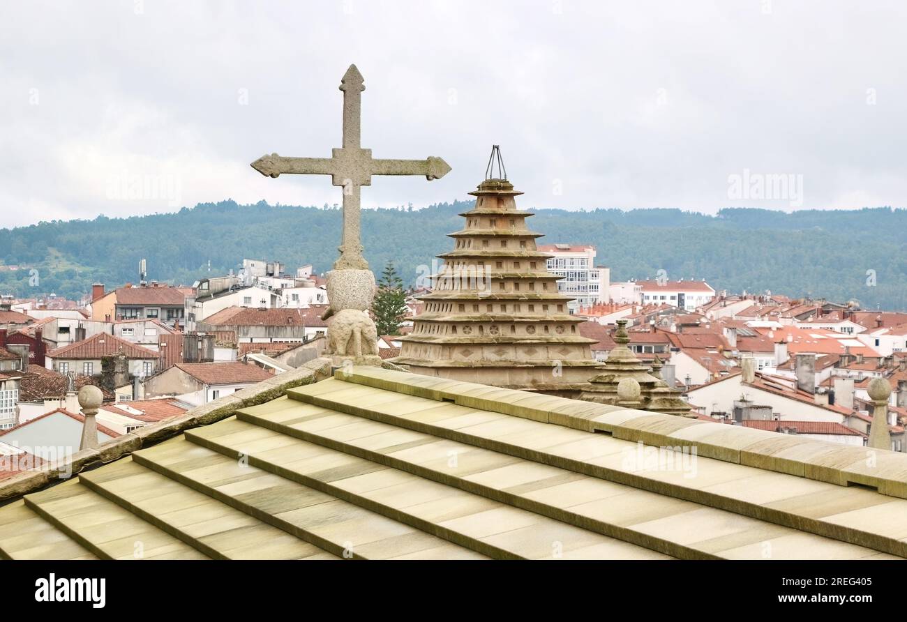 Vista panoramica sul tetto con la torre mistica in pietra di agnello e croce e a forma di piramide Cattedrale di Santiago Santiago Santiago de Compostela Galizia Spagna Foto Stock