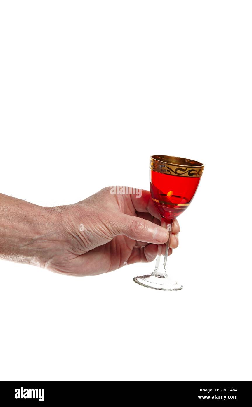Mano da uomo che tiene il vetro vuoto del colpo isolato su uno sfondo bianco. Concetto di alcol, bevande, festa, degustazione, vacanza Foto Stock