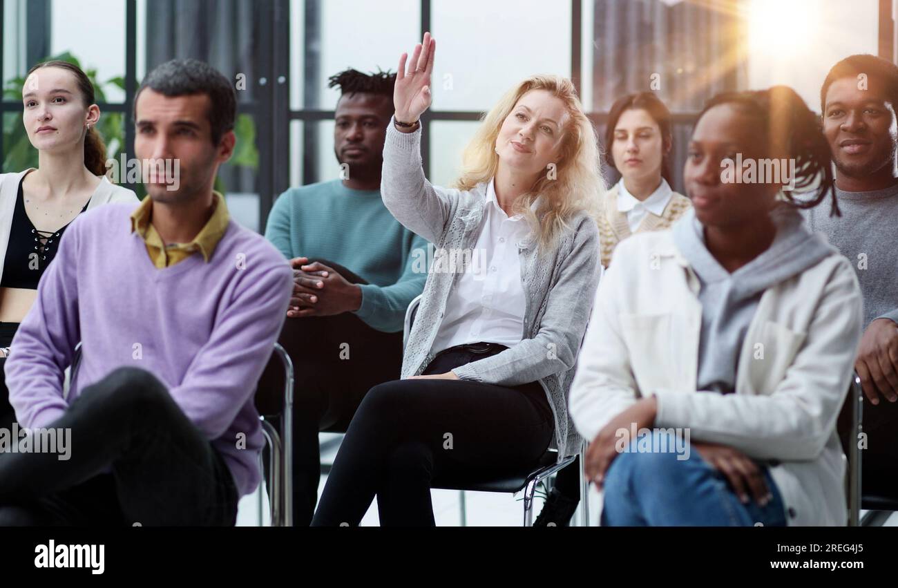 conduce una formazione aziendale con un gruppo di giovani. Foto Stock