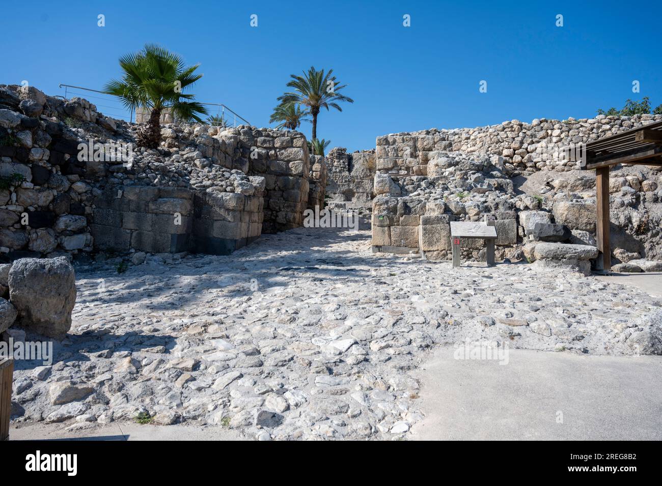 Bronze period City Gate Tel Megiddo National Park. Megiddo è un tel (collina) composto da 26 strati di rovine di antiche città in una posizione strategica in Foto Stock