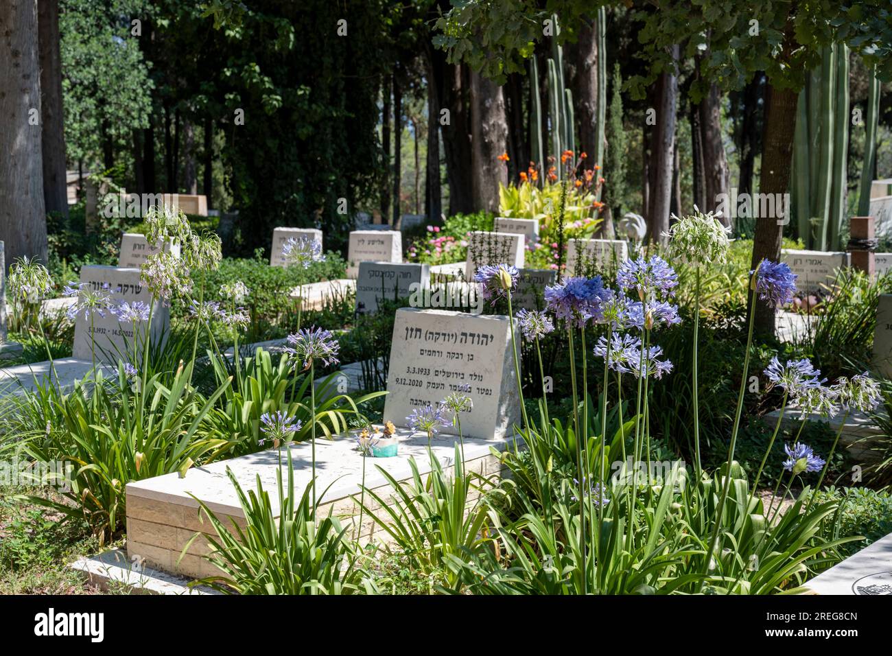 Il cimitero di Mishmar Haemek Mishmar HaEmek (letteralmente "guardia della valle") è un kibbutz nel nord di Israele. Situato nella parte occidentale della valle di Jezreel, il Foto Stock