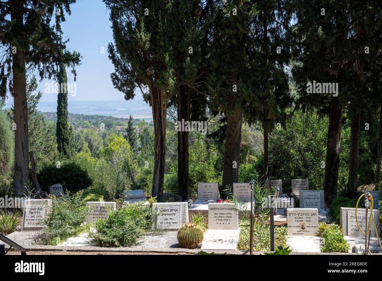 Il cimitero di Mishmar Haemek Mishmar HaEmek (letteralmente "guardia della valle") è un kibbutz nel nord di Israele. Situato nella parte occidentale della valle di Jezreel, il Foto Stock