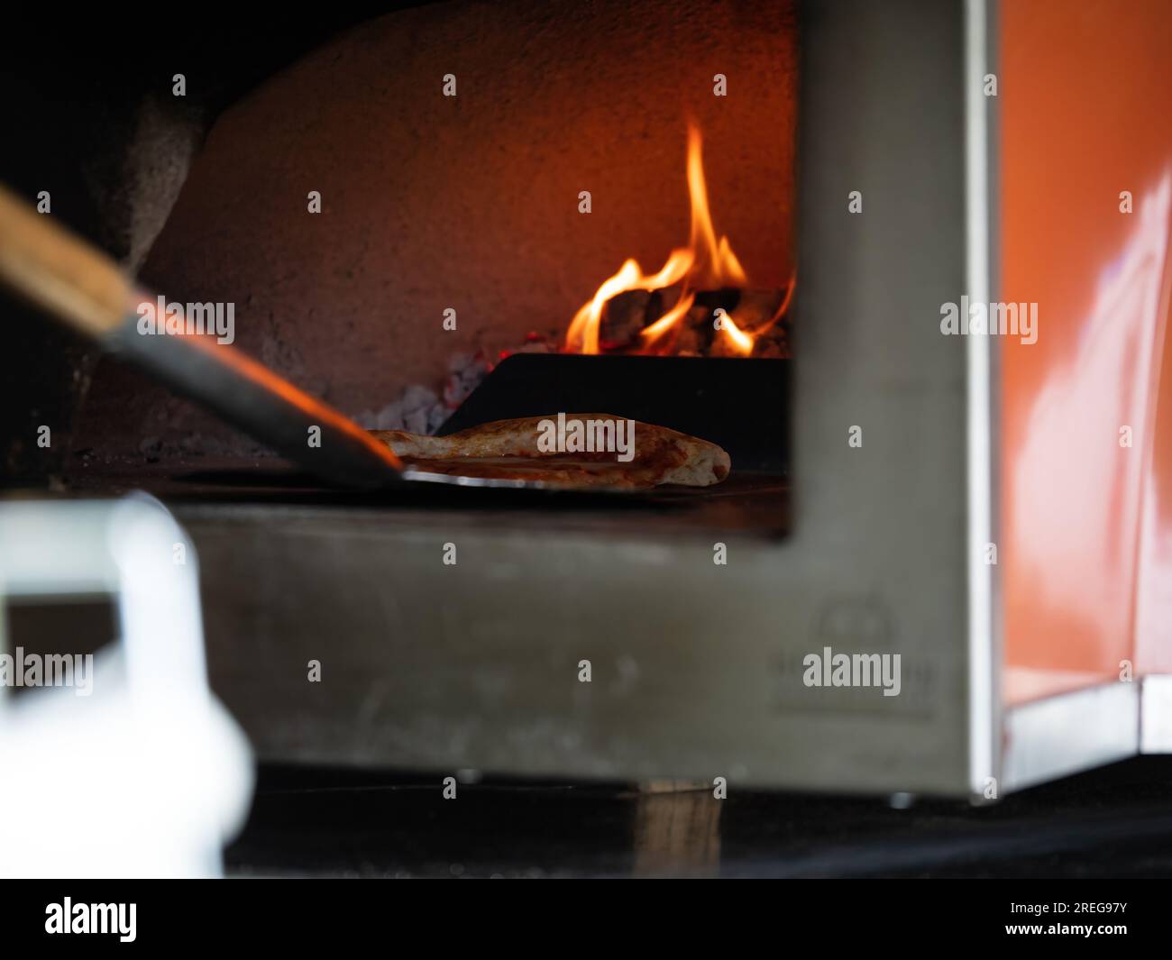 Forno per pizza nella bancarella alimentare alle Platinum Jubilee Celebrations di Banbury nel giugno 2022. Foto Stock