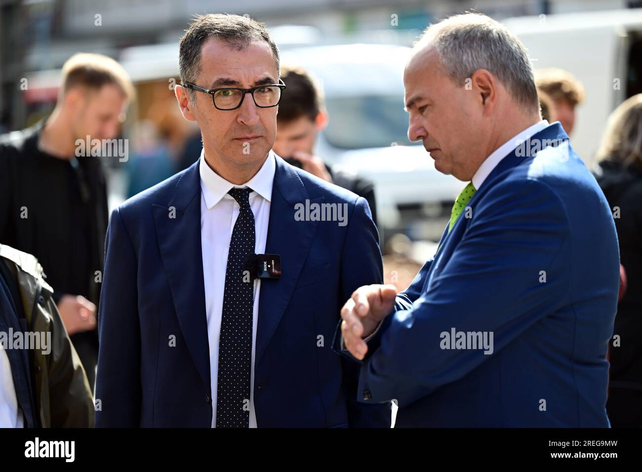 Gotha, Germania. 28 luglio 2023. Il ministro federale dell'agricoltura CEM Özdemir (l, Bündnis 90/die Grünen) visita il mercato di Gotha con Knut Kreuch (SPD), sindaco di Gotha. È una tappa del suo tour estivo "il potere della nostra terra" attraverso le zone rurali, che quest'anno lo porterà a Brandeburgo, Sassonia-Anhalt, Sassonia, Turingia, Assia e Baviera. Credito: Martin Schutt/dpa/Alamy Live News Foto Stock