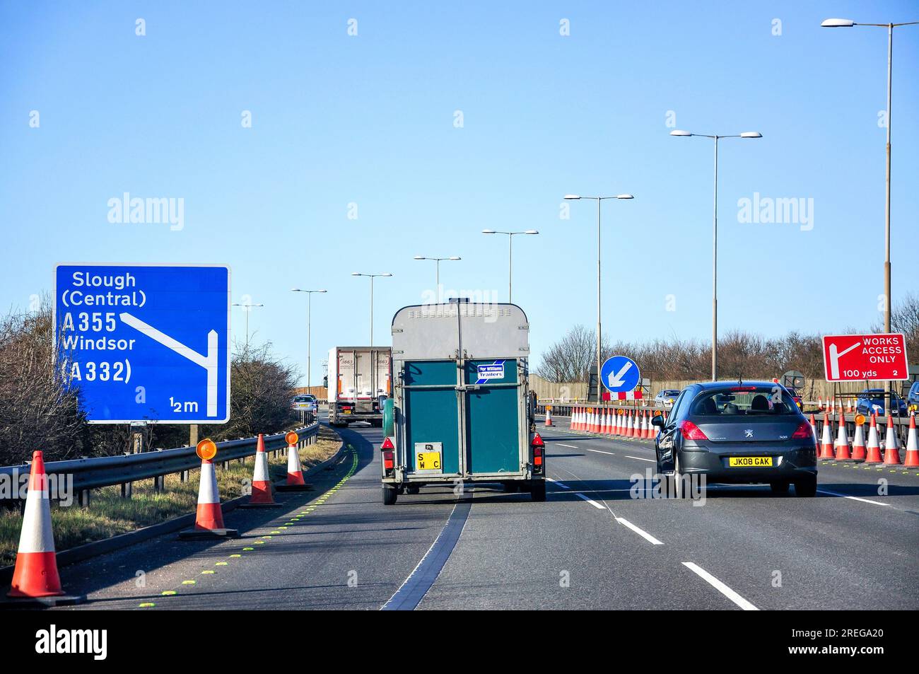 Lavori stradali sull'autostrada M4 vicino allo svincolo 6, Windsor, Berkshire, Inghilterra, Regno Unito Foto Stock