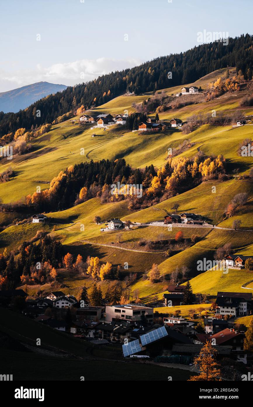 Case su una montagna al tramonto nelle Dolomiti di Santa Magdalena Tirolo Italia Foto Stock