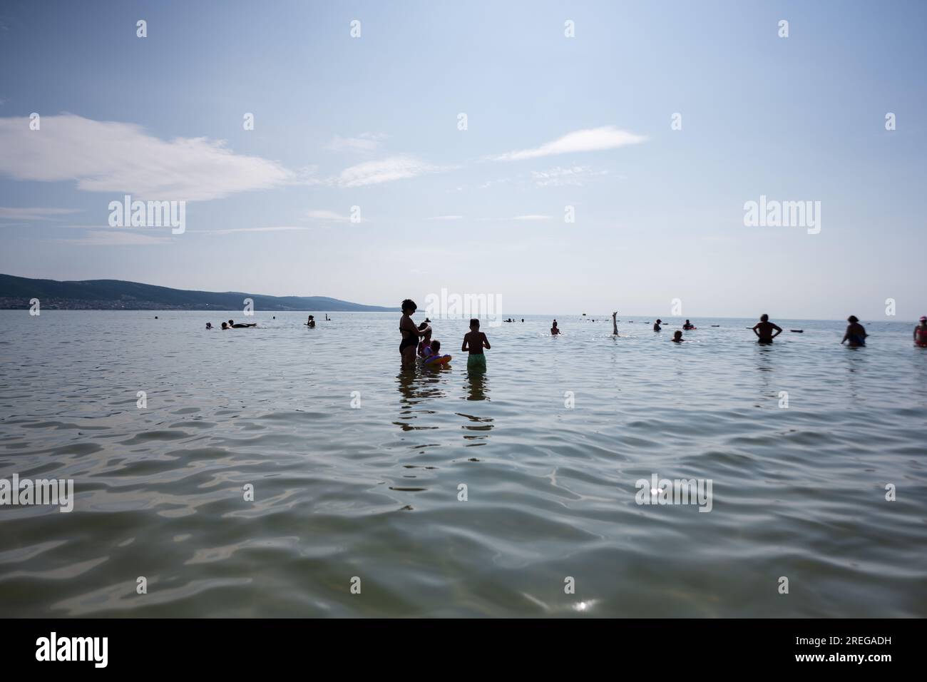 Persone che nuotano nel mare. Foto Stock