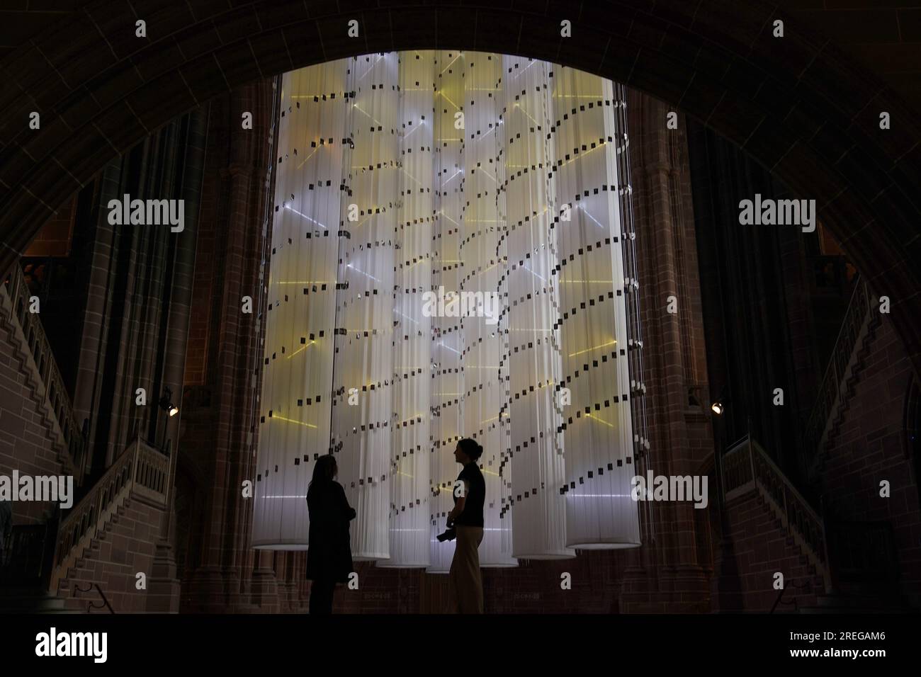L'installazione dell'artista Peter Walker, intitolata "Identity - We Are All Together", è stata realizzata presso la cattedrale di Liverpool. L'installazione, la terza della sua serie di successo, introduce sette colonne illuminate, sospese sopra il pozzo. Ogni colonna è illuminata, con singole strisce di luce che rappresentano la doppia elica del DNA e che dimostrano la composizione unica di ogni persona e insieme le sette colonne rappresentano le differenze distinte dell'umanità. Le opere d'arte saranno disponibili fino al 3 settembre. Data immagine: Venerdì 28 luglio 2023. Foto Stock
