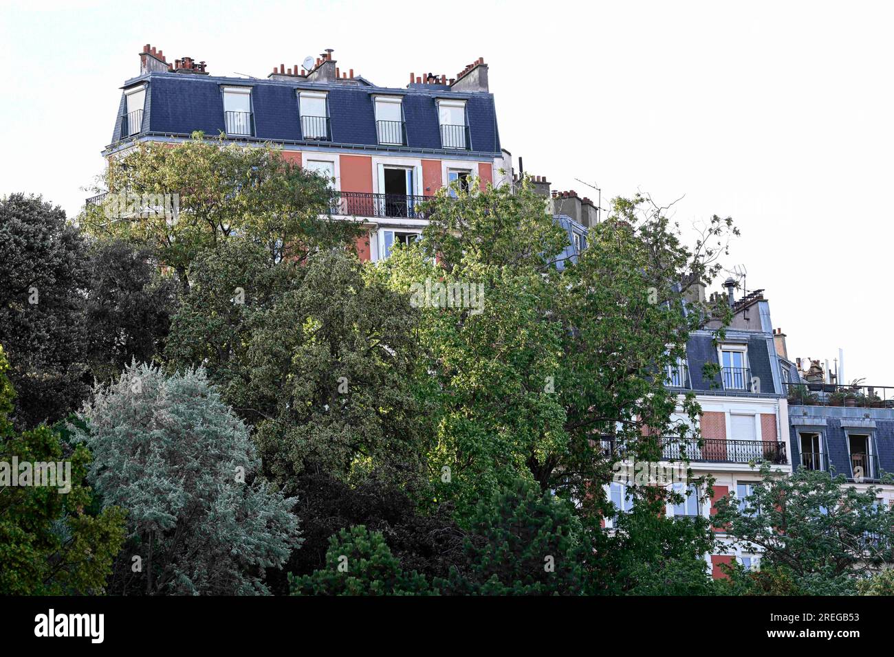 Parigi, Francia. 27 luglio 2023. Un edificio (appartamento) a Parigi, in Francia, il 16 luglio 2023. Il calo dei prezzi immobiliari accelera la capitale francese. Nel luglio 2023, i notaires prevedono un calo annuo dei prezzi degli appartamenti del 5%. Nel primo trimestre del 2023, le vendite di abitazioni esistenti nella regione di Parigi sono diminuite del 22 % su base annua. Foto di Victor Joly/ABACAPRESS.COM Credit: Abaca Press/Alamy Live News Foto Stock