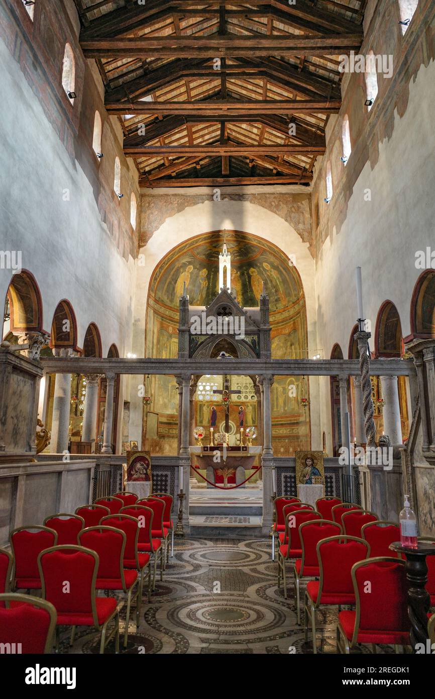 Roma, Italia - 26 novembre 2022: Opere d'arte religiosa presso la Basilica di Santa Maria in Cosmedin Foto Stock