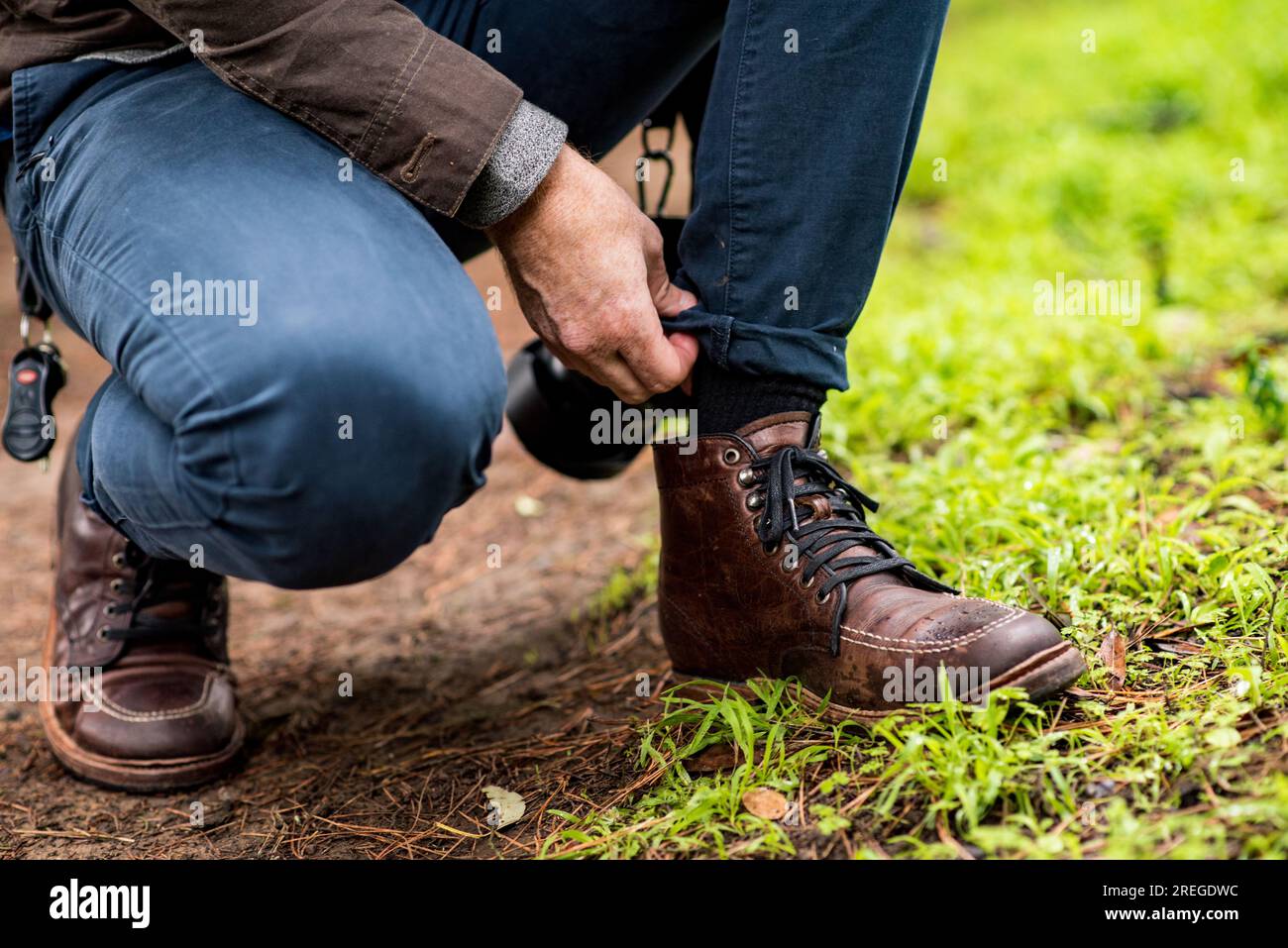 Dettaglio di pantaloni regolabili da uomo con particolare attenzione agli stivali da trekking in pelle Foto Stock
