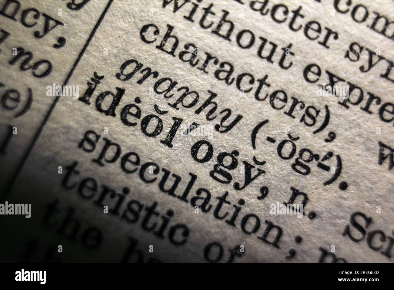 Definizione dell'ideologia delle parole nella pagina del dizionario, primo piano Foto Stock