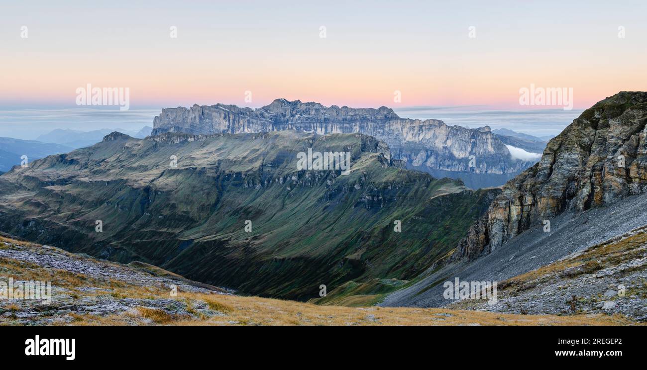 Colorata vista all'alba del crinale montano, Alpi francesi, vicino a Chamonix Foto Stock