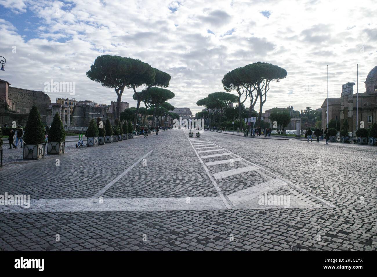 Roma, Italia - 27 novembre 2022: Vista del Colosseo Romano lungo la via dei fori Imperiali Foto Stock