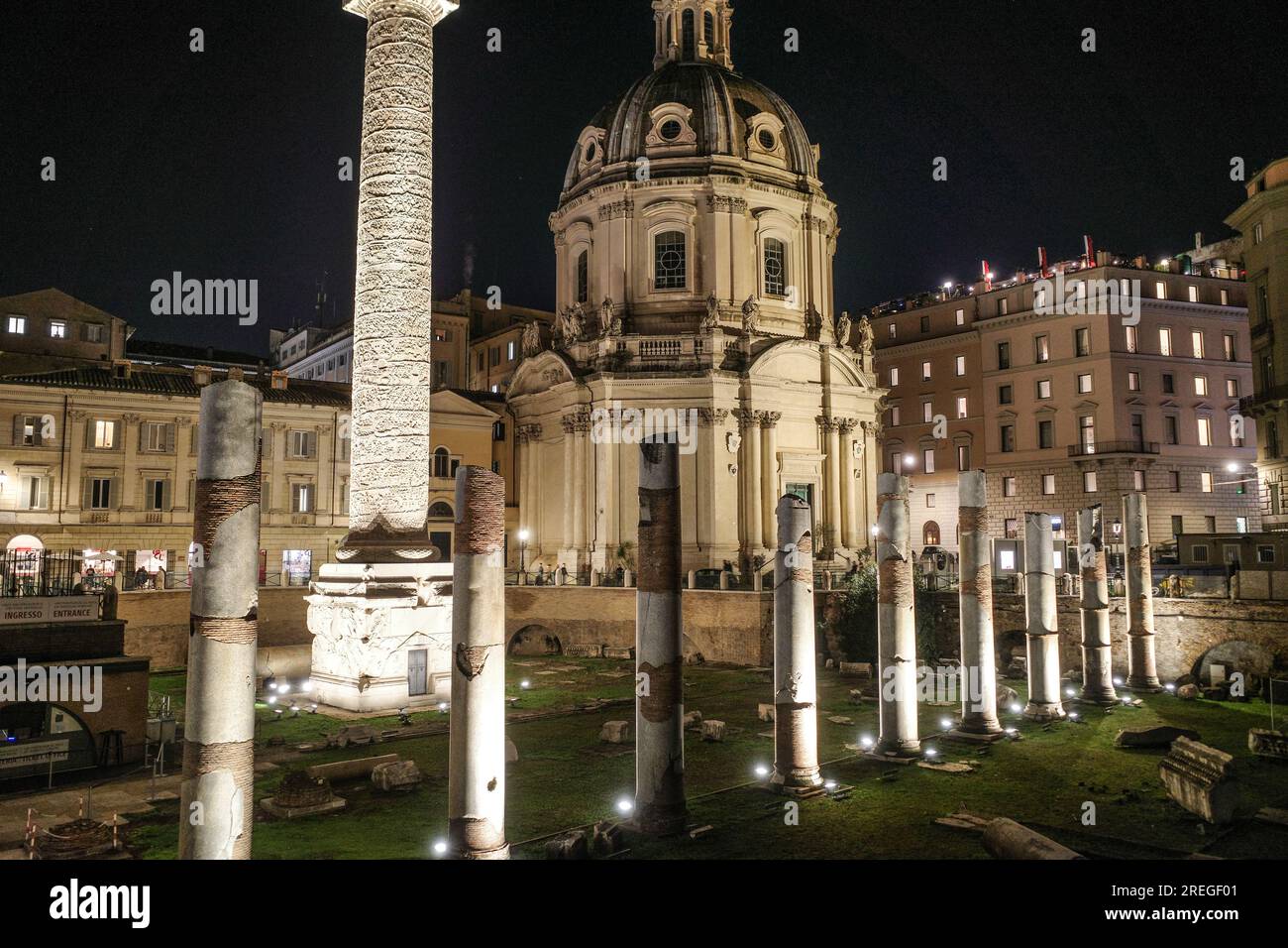 Roma, Italia - 27 novembre 2022: Il Tempio di Saturno e vedute lungo il foro Romano Foto Stock