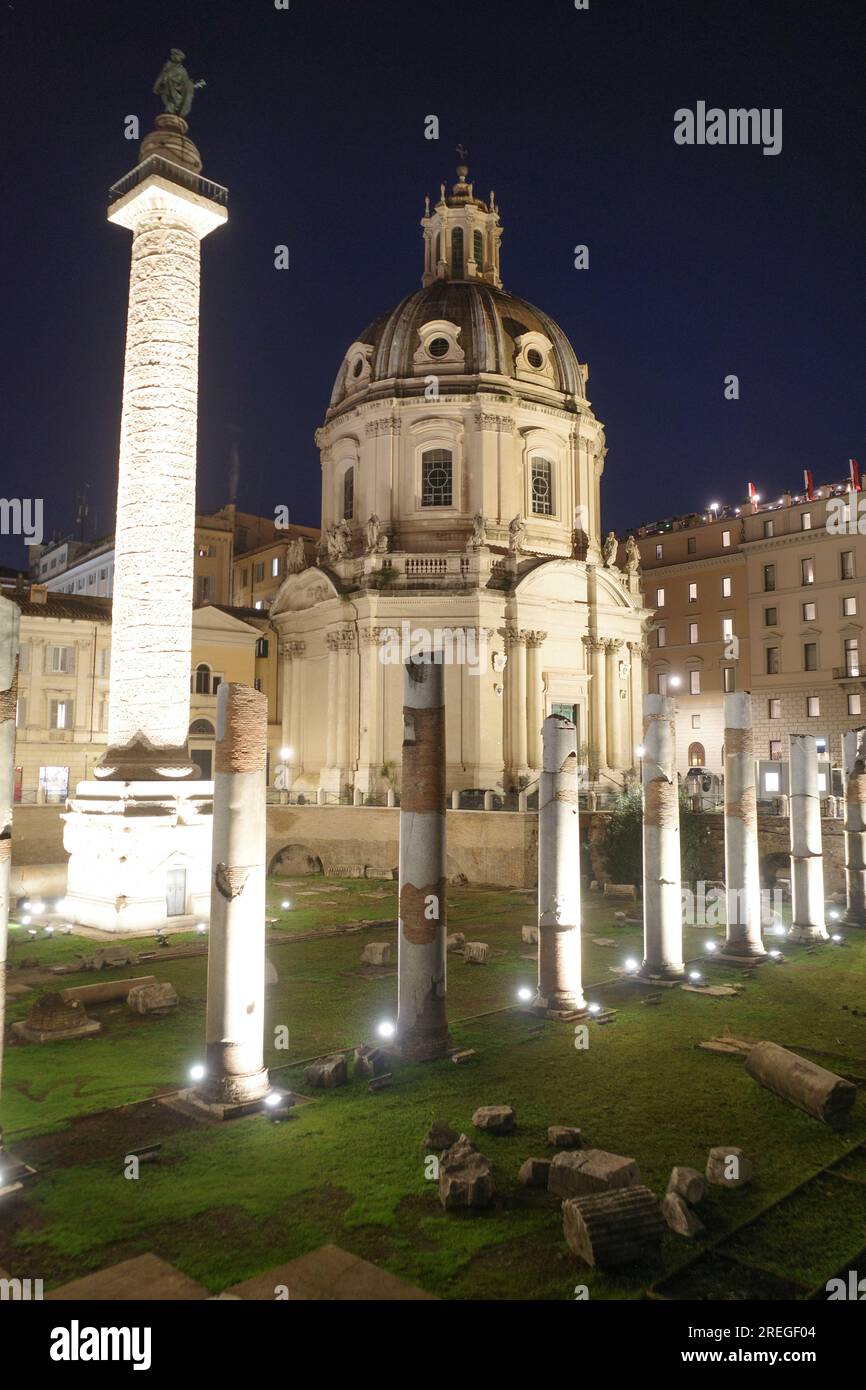 Roma, Italia - 27 novembre 2022: Il Tempio di Saturno e vedute lungo il foro Romano Foto Stock