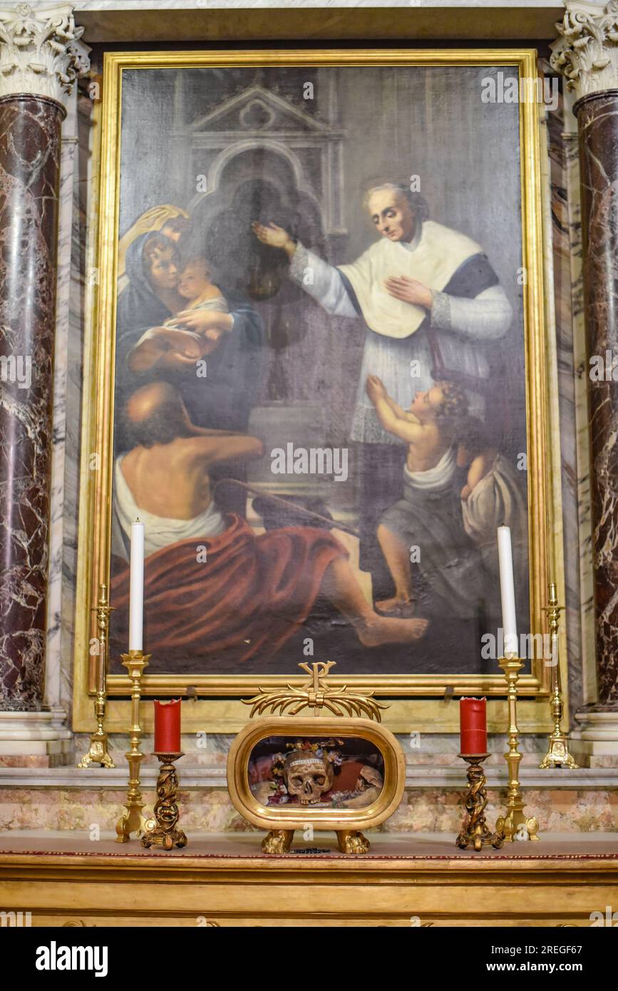 Roma, Italia - 26 novembre 2022: Opere d'arte religiosa presso la Basilica di Santa Maria in Cosmedin Foto Stock