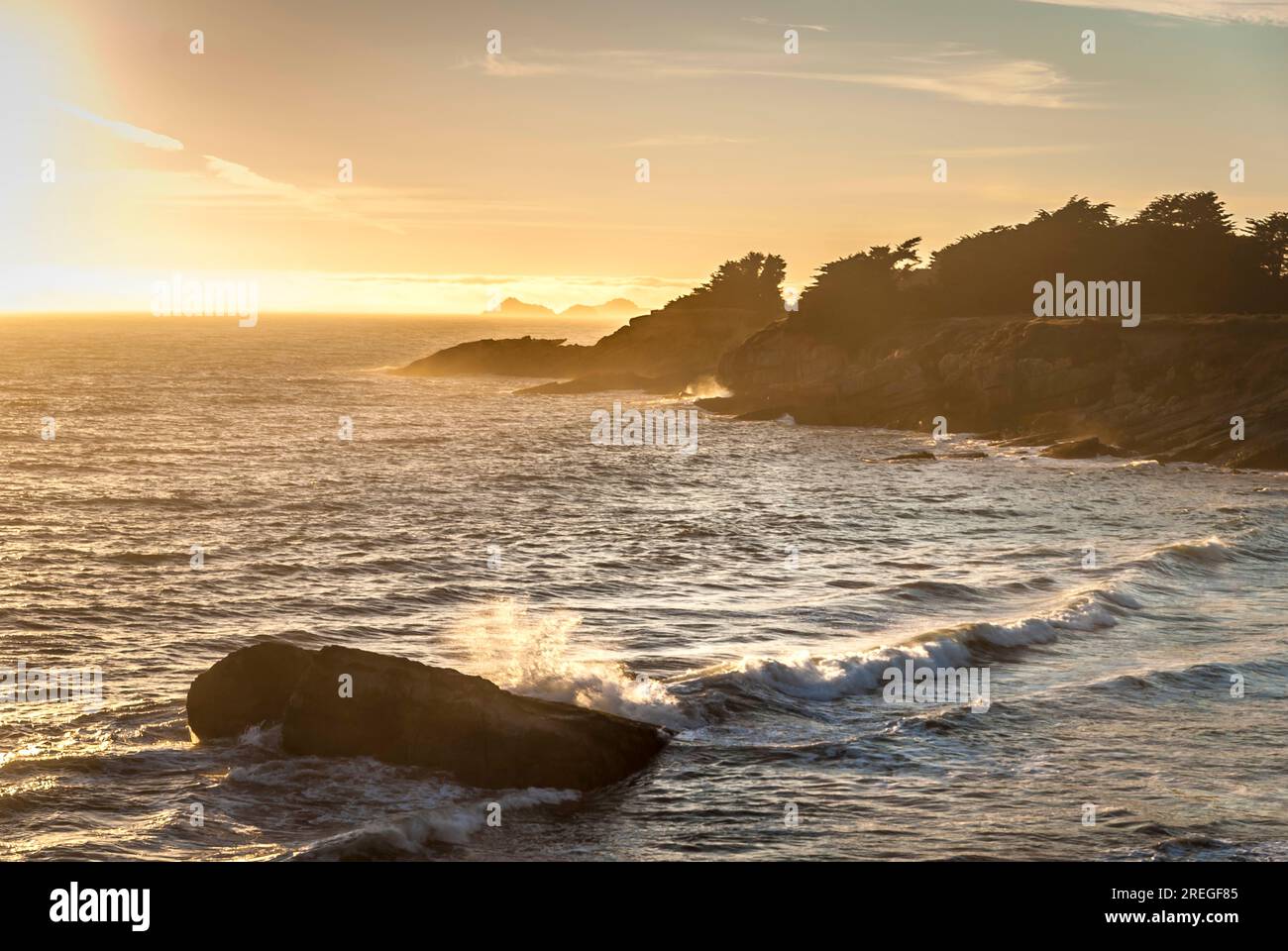 Costa della California settentrionale durante il tramonto Foto Stock