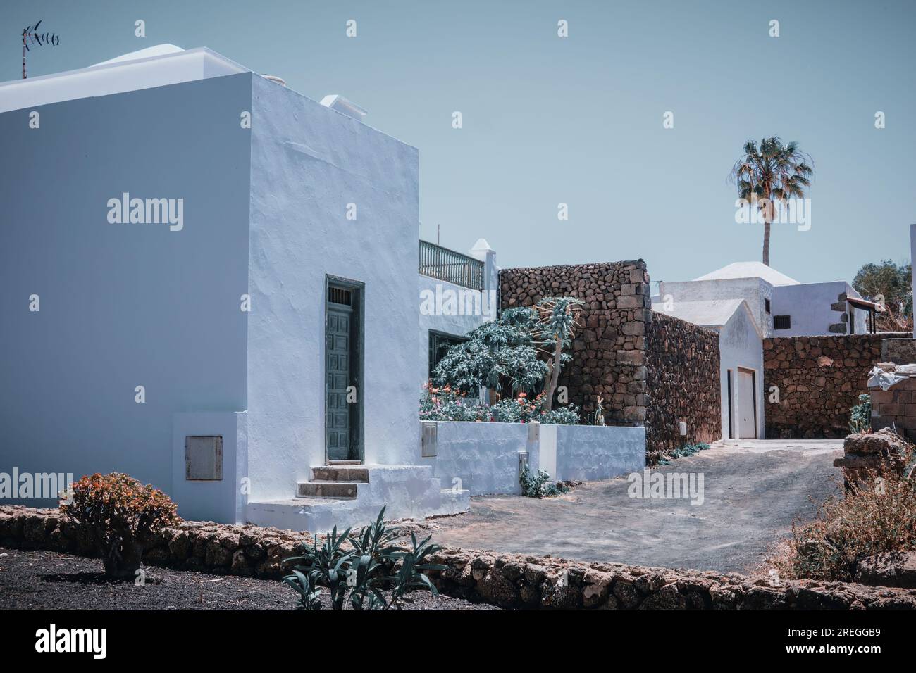 Facciata tradizionale di una casa a Teguise, con uno splendido giardino Foto Stock