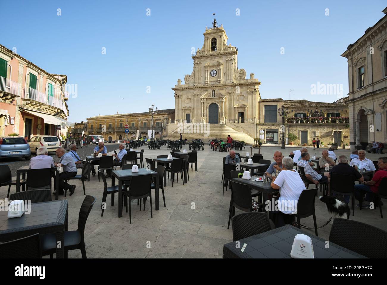 La basilica di San Sebastiano domina la grande piazza di Piazza del popolo a Palazzolo Acreide, Sicilia, Italia Foto Stock