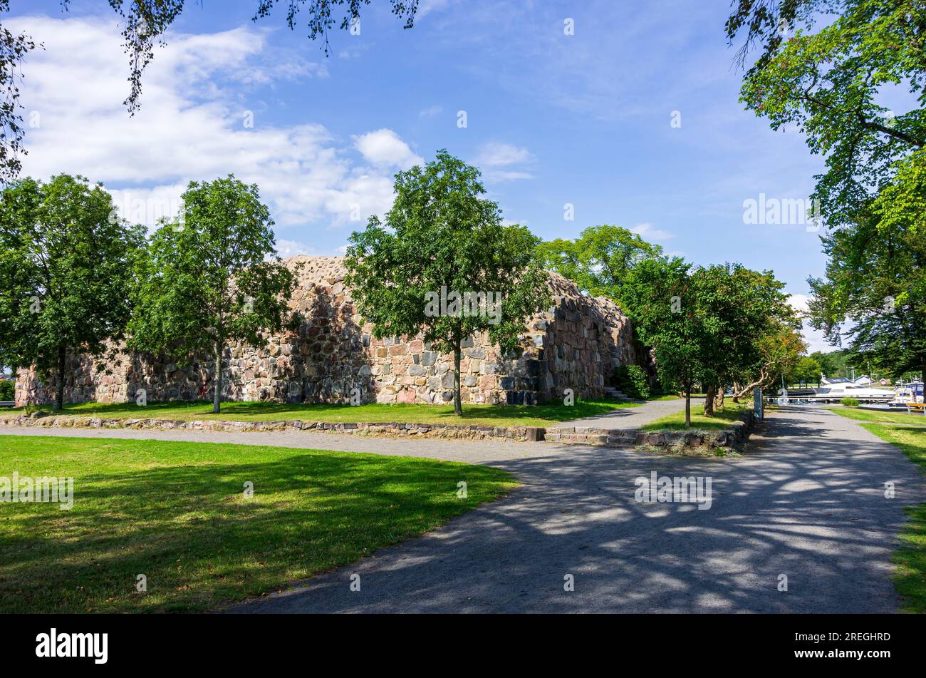 Resti delle rovine del castello di Stegeholm (Stegeholms slottsruin) su Slottsholmen a Västervik, Smaland, Kalmar län, Svezia. Foto Stock
