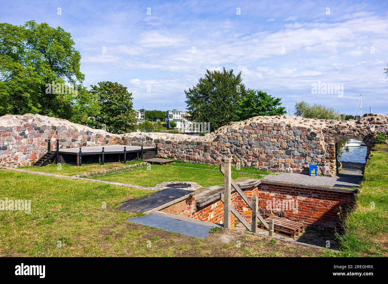 Resti delle rovine del castello di Stegeholm (Stegeholms slottsruin) su Slottsholmen a Västervik, Smaland, Kalmar län, Svezia. Foto Stock