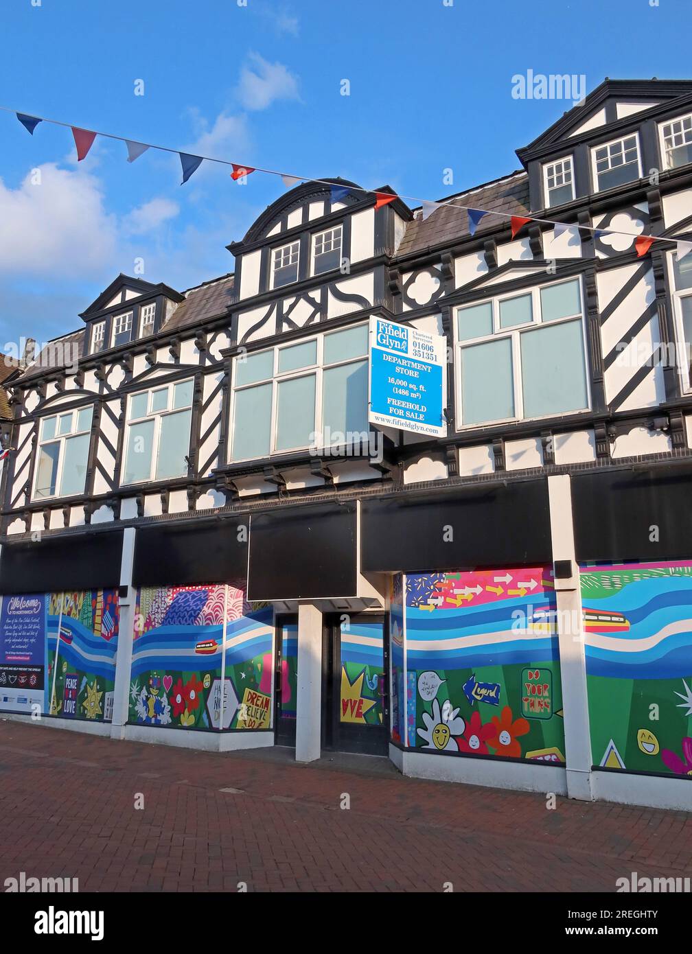 Ex unità di grandi magazzini vuota con facciata a bordo e bunking su Witton Street nel centro di Northwich, Cheshire, Inghilterra, Regno Unito CW9 Foto Stock