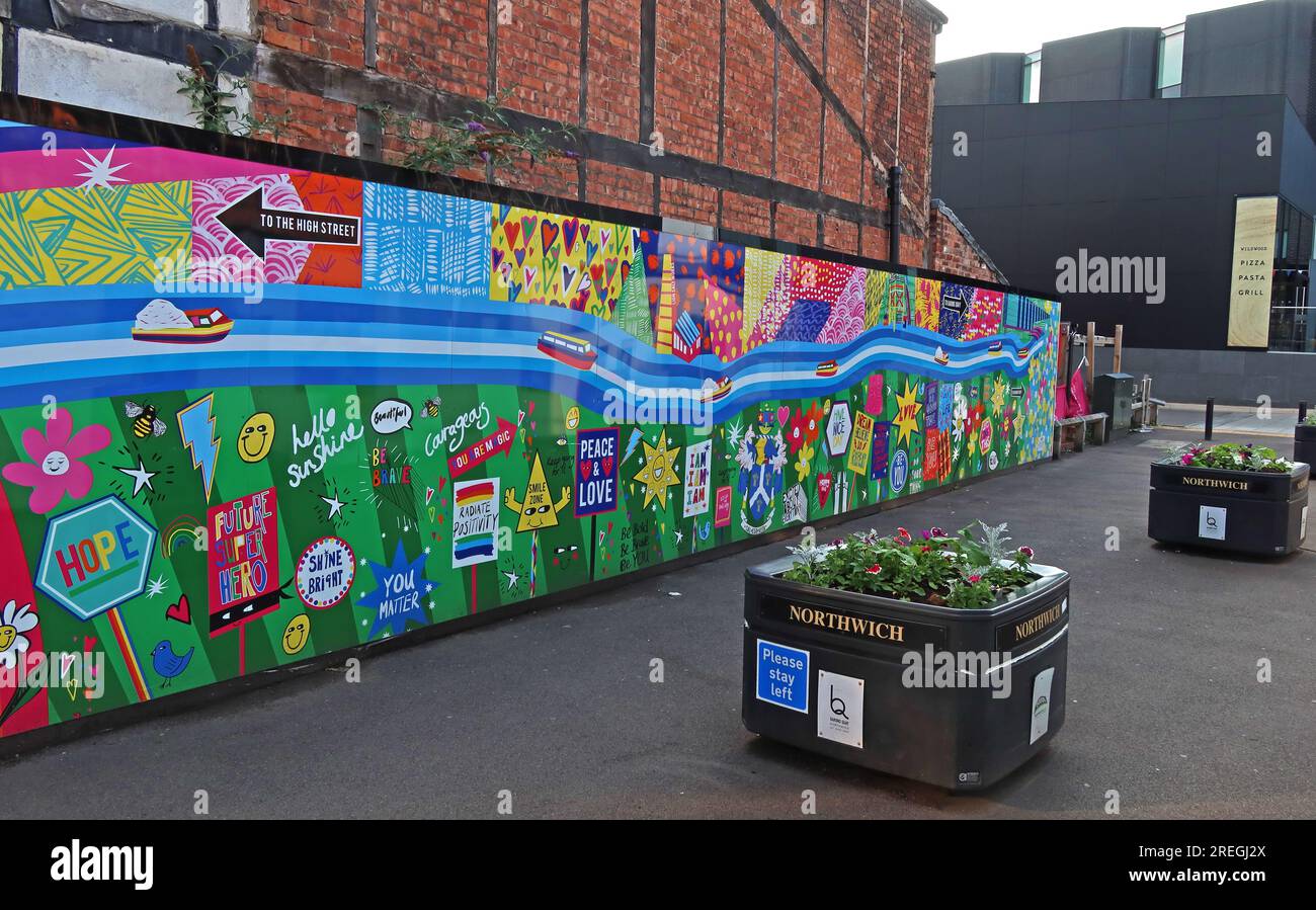 Murale comunitario che costituisce un punto di accesso all'area di rigenerazione di Barons Quay nel centro di Northwich, Cheshire, Inghilterra, Regno Unito. Foto Stock