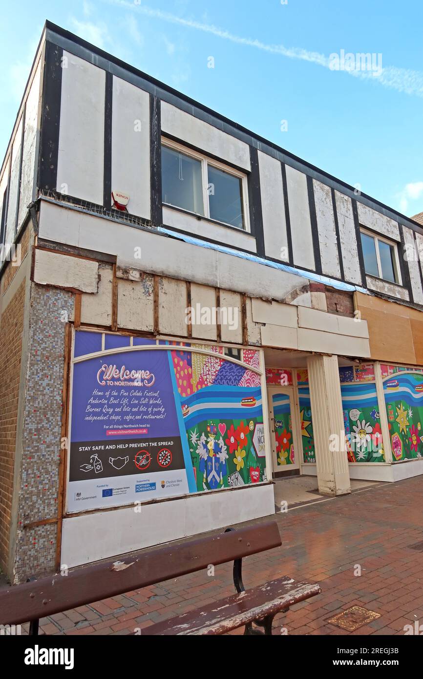 Unità di vendita al dettaglio vuota e disordinata in Witton Street nel centro di Northwich, Cheshire, Inghilterra, Regno Unito, CW9 5AG Foto Stock