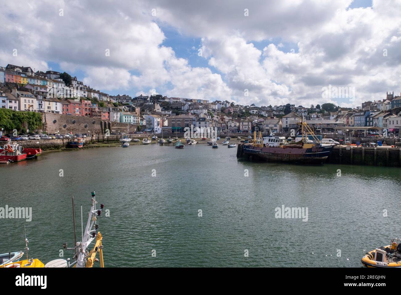Barche da pesca nel porto di Brixham, un importante porto di pescatori nel Devon, in Inghilterra. Industria della pesca Regno Unito Foto Stock