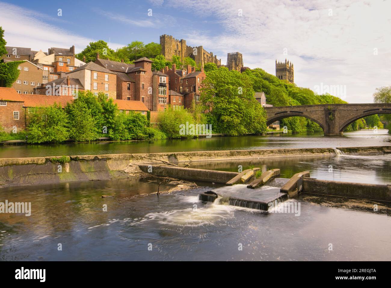 Guardando oltre il fiume Wear a Durham verso il ponte Framwellgate, il castello di Durham e la cattedrale. Foto Stock