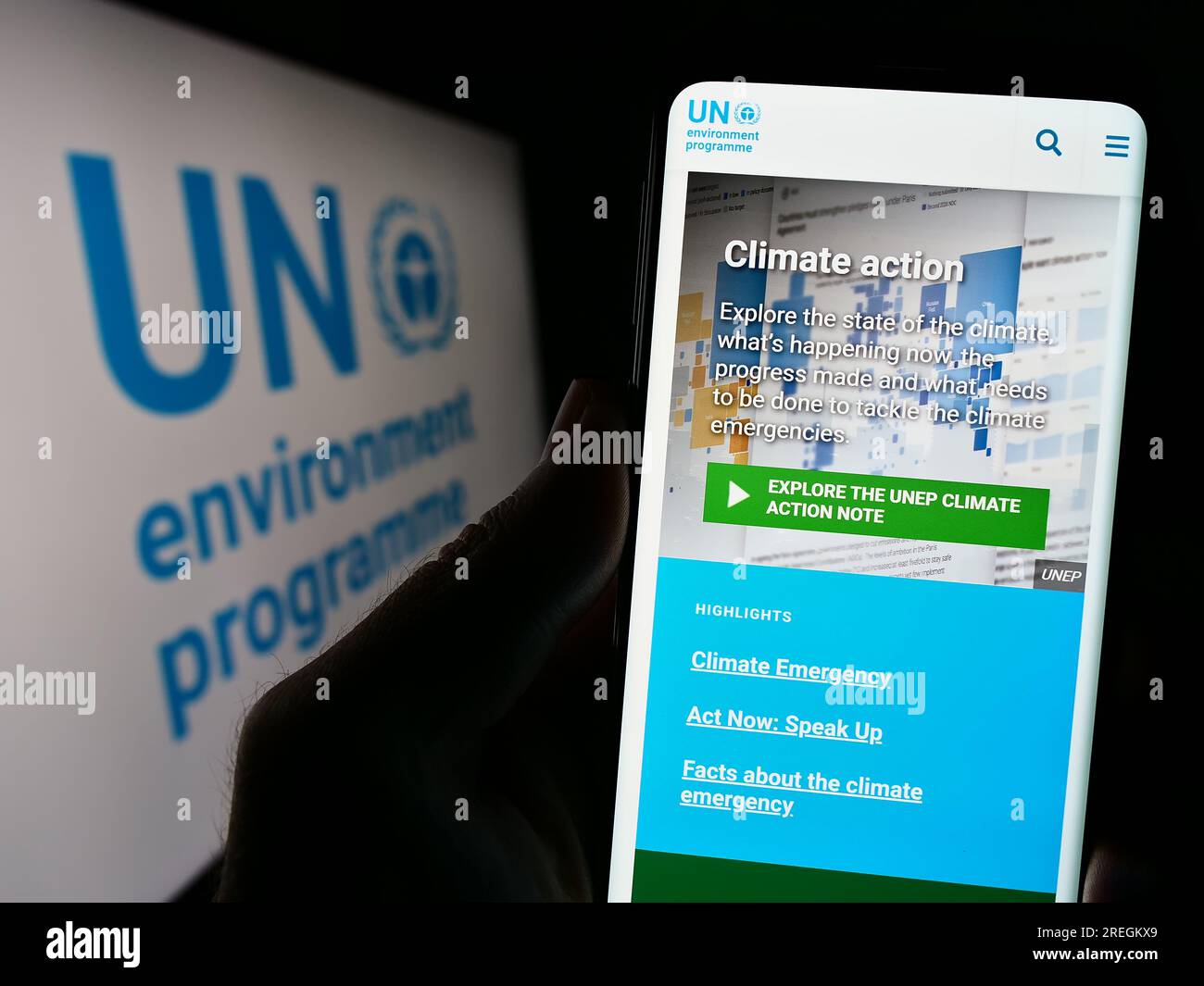 Persona che tiene il cellulare con il sito web del programma delle Nazioni Unite per l'ambiente (UNEP) sullo schermo davanti al logo. Concentrarsi sul centro del display del telefono. Foto Stock