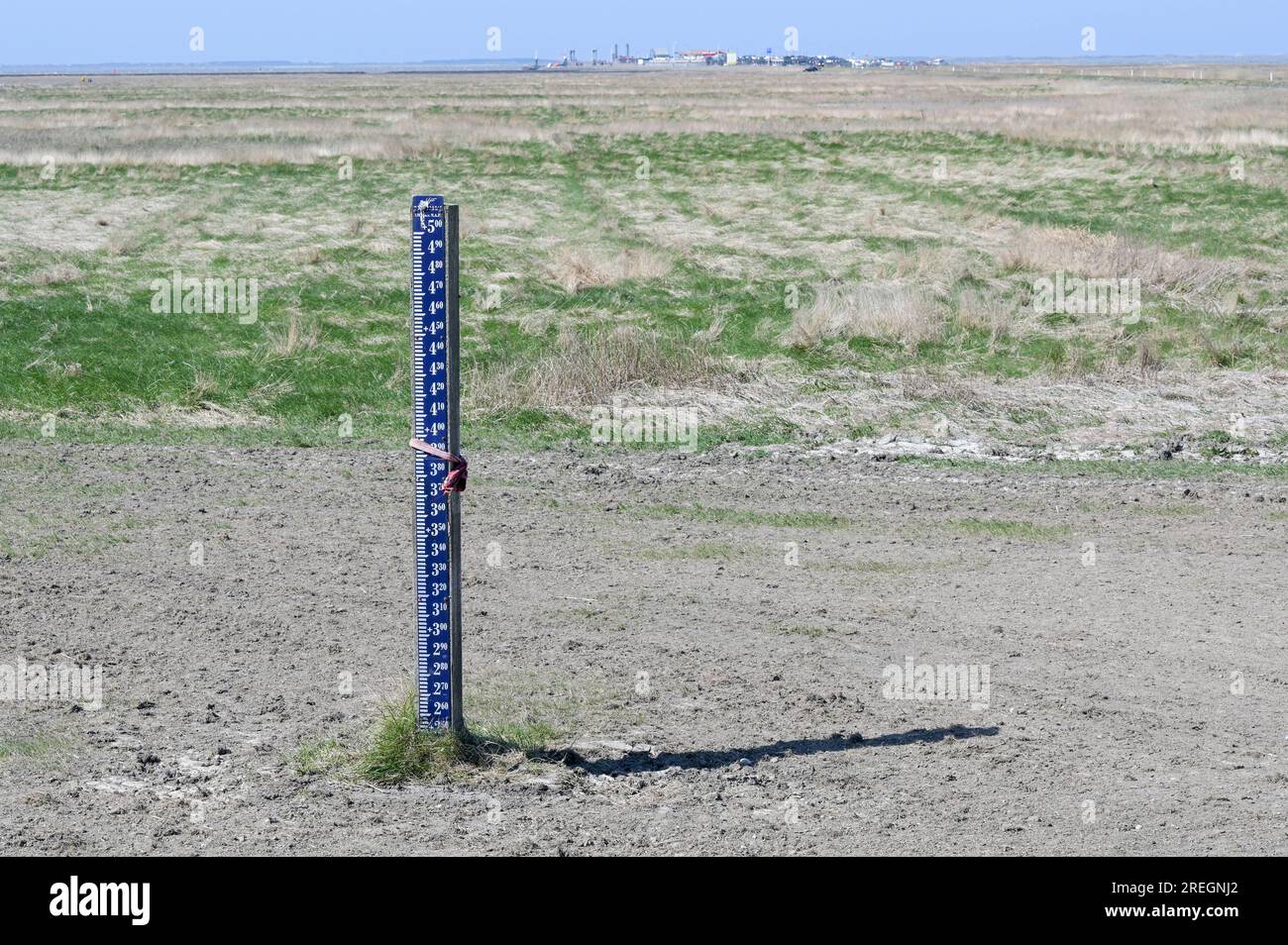 PAESI BASSI, Friesland, Holwerd, Northsea, stazione dei traghetti per Ameland, indicatore del livello dell'acqua / NIEDERLANDE, Friesland, Holwerd, Wasserstandsanzeiger, Hintergrund Fährstation zur Insel Ameland im Wattenmeer Foto Stock