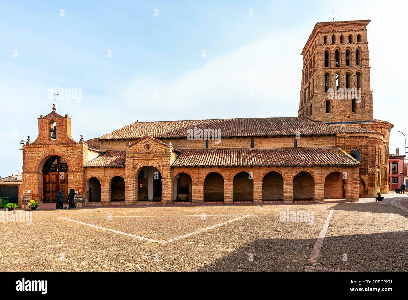 Chiesa parrocchiale di San Lorenzo (Iglesia de San Lorenzo) a Sahagun, Spagna. La chiesa di San Lorenzo fu costruita tra il XII e il XIII secolo. Castiglia e. Foto Stock