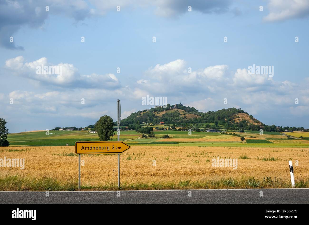 Amöneburg, Assia, Germania - strada statale per Amöneburg. Amöneburg è una piccola città nel distretto di Marburg-Biedenkopf nell'Assia centrale. E' situato Foto Stock