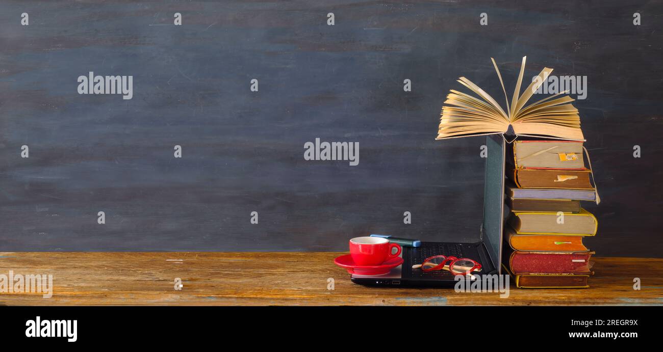 Vari libri multicolore, fule folder e computer portatile, lavoro d'ufficio, lettura, letteratura, istruzione, biblioteca, concetto di home Office, STILL Life, panora Foto Stock