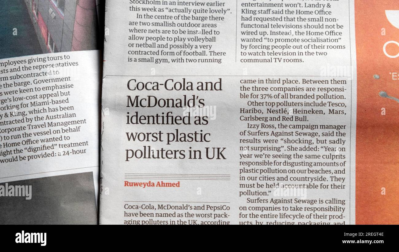 "Coca Cola e McDonald's identificati come i peggiori inquinatori di plastica nel Regno Unito" titolo del quotidiano Guardian Surfers for Sewage Campaign articolo 22 luglio 2023 Regno Unito Foto Stock
