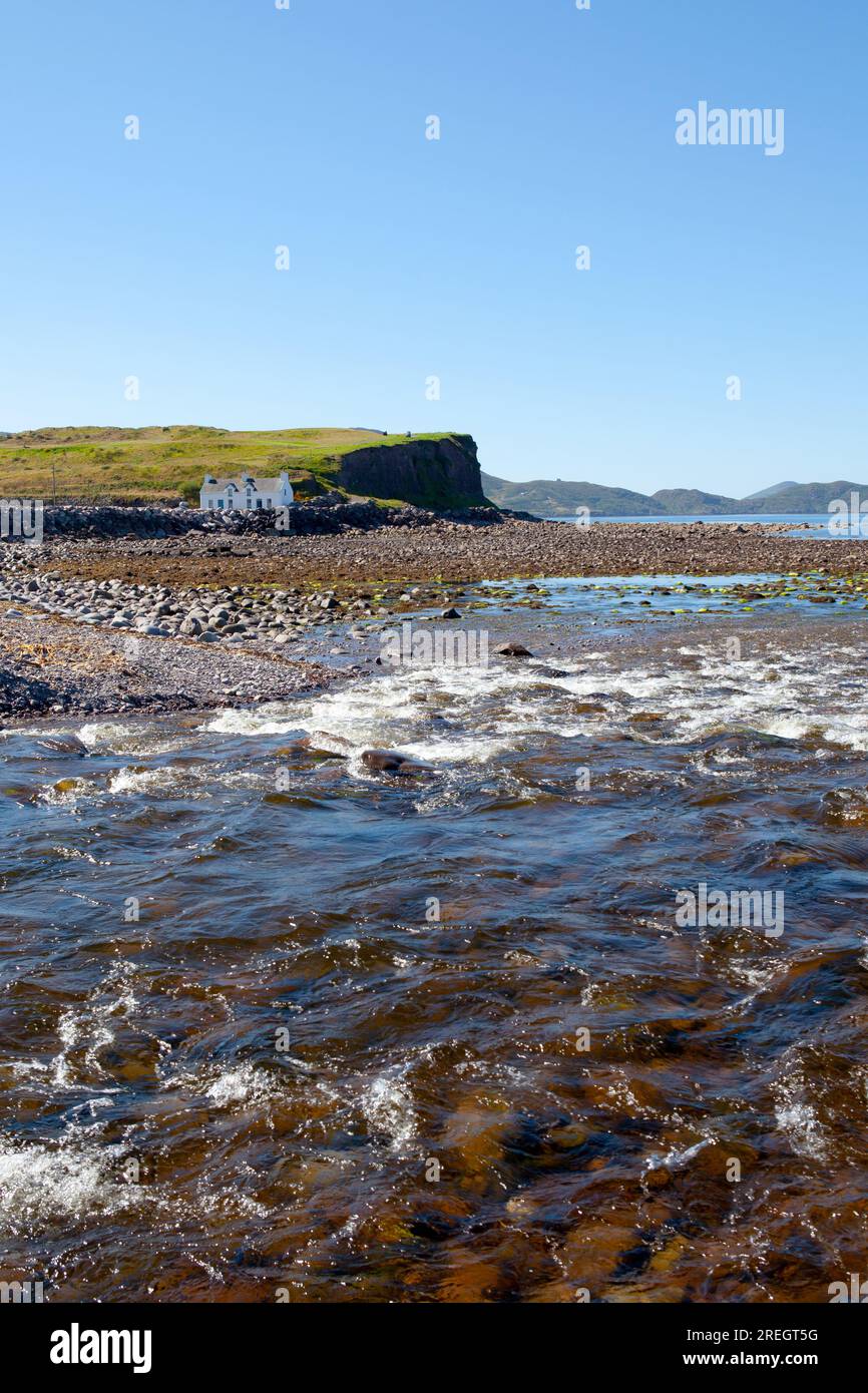 Cottage solitario alla foce del fiume Currane sul lungomare di Waterville, Spunkane, Ballinskelligs Bay, County Kerry, Irlanda, agosto 2022. Foto Stock