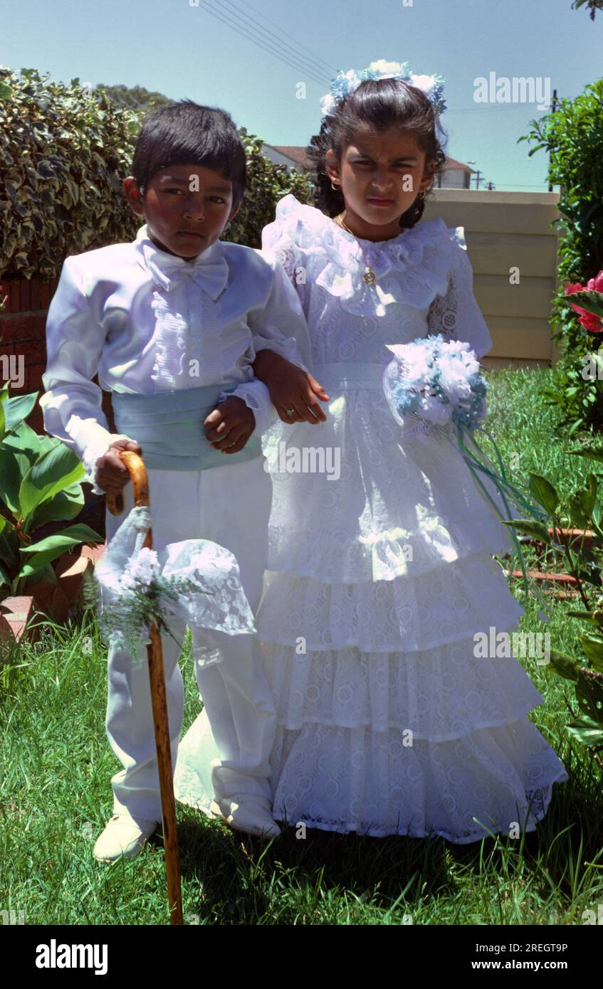 Arabia Saudita Ritratto di bambini vestiti con i loro migliori vestiti in Garden boy with cane Foto Stock