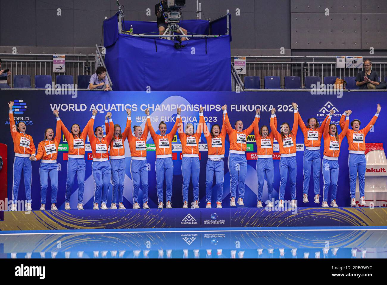 FUKUOKA, GIAPPONE - LUGLIO 28: Laura Aarts dei Paesi Bassi, Sarah Buis dei Paesi Bassi, Vivian Sevenich dei Paesi Bassi, Simone van de Kraats dei Paesi Bassi, Maartje Keuning dei Paesi Bassi, Sabrina van der Sloot dei Paesi Bassi, Bente Rogge dei Paesi Bassi, Lieke Rogge dei Paesi Bassi, Nina Ten Broek dei Paesi Bassi, Iris Wolves dei Paesi Bassi, Kitty Lynn Joustra dei Paesi Bassi, Brigitte Sleeking dei Paesi Bassi, Lola Moolhuijzen dei Paesi Bassi celebrano durante i Campionati mondiali di Aquatics 2023 cerimonia della medaglia di pallanuoto femminile alla Marine Messe Fukuoka Foto Stock