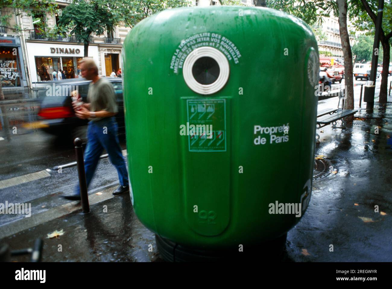 Grande cestino di riciclaggio Paris France Boulevard St Germain Foto Stock