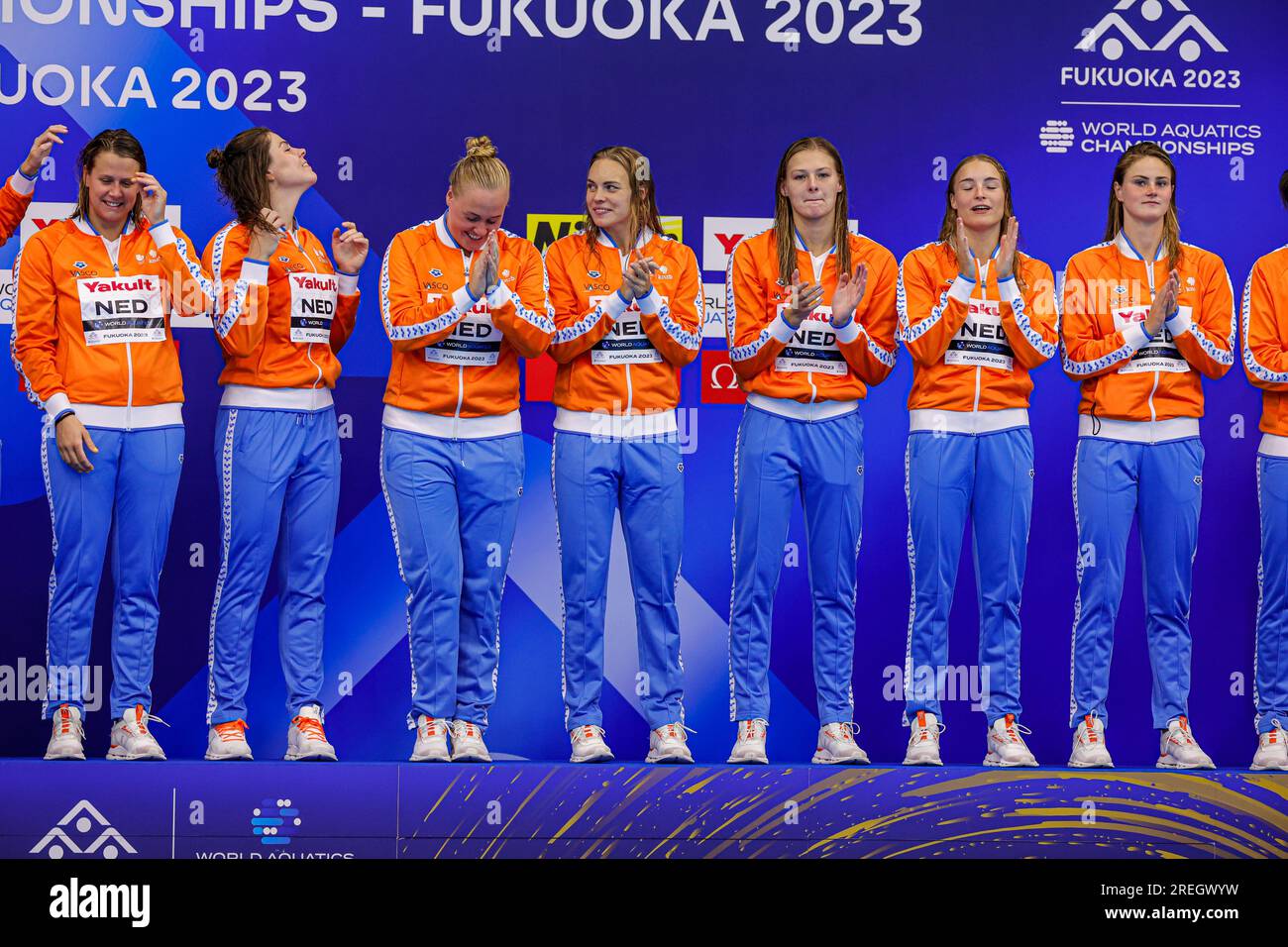 FUKUOKA, GIAPPONE - LUGLIO 28: Laura Aarts dei Paesi Bassi, Sarah Buis dei Paesi Bassi, Vivian Sevenich dei Paesi Bassi, Simone van de Kraats dei Paesi Bassi, Maartje Keuning dei Paesi Bassi, Sabrina van der Sloot dei Paesi Bassi, Bente Rogge dei Paesi Bassi, Lieke Rogge dei Paesi Bassi, Nina Ten Broek dei Paesi Bassi, Iris Wolves dei Paesi Bassi, Kitty Lynn Joustra dei Paesi Bassi, Brigitte Sleeking dei Paesi Bassi, Lola Moolhuijzen dei Paesi Bassi celebrano durante i Campionati mondiali di Aquatics 2023 cerimonia della medaglia di pallanuoto femminile alla Marine Messe Fukuoka Foto Stock