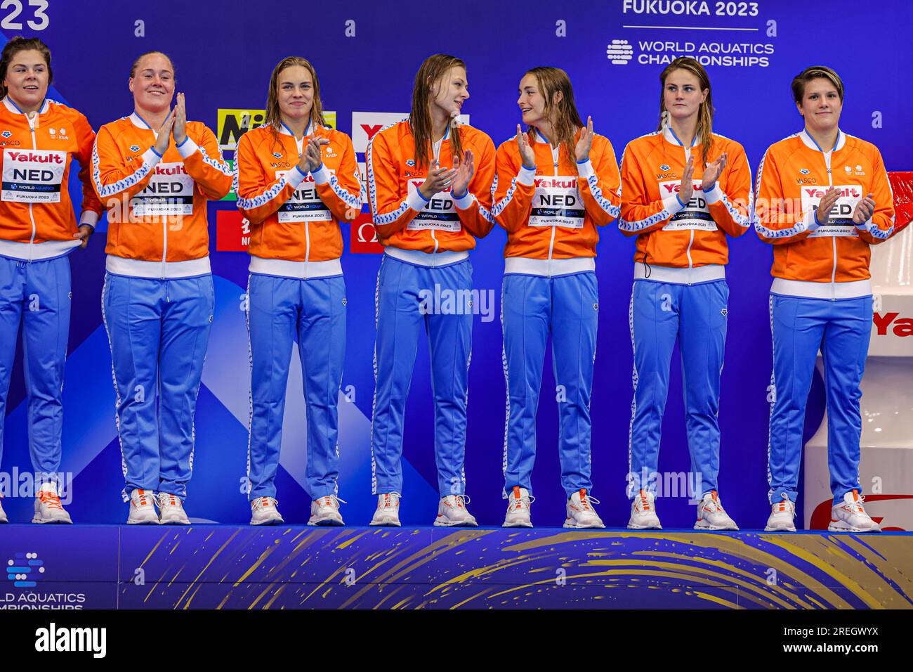 FUKUOKA, GIAPPONE - LUGLIO 28: Laura Aarts dei Paesi Bassi, Sarah Buis dei Paesi Bassi, Vivian Sevenich dei Paesi Bassi, Simone van de Kraats dei Paesi Bassi, Maartje Keuning dei Paesi Bassi, Sabrina van der Sloot dei Paesi Bassi, Bente Rogge dei Paesi Bassi, Lieke Rogge dei Paesi Bassi, Nina Ten Broek dei Paesi Bassi, Iris Wolves dei Paesi Bassi, Kitty Lynn Joustra dei Paesi Bassi, Brigitte Sleeking dei Paesi Bassi, Lola Moolhuijzen dei Paesi Bassi celebrano durante i Campionati mondiali di Aquatics 2023 cerimonia della medaglia di pallanuoto femminile alla Marine Messe Fukuoka Foto Stock