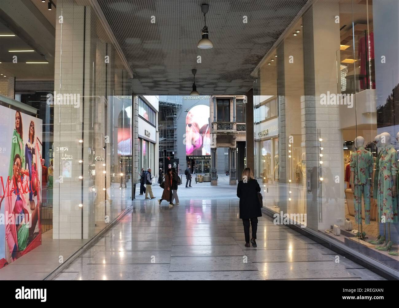 Area commerciale nel centro di Milano, Italia. Foto Stock