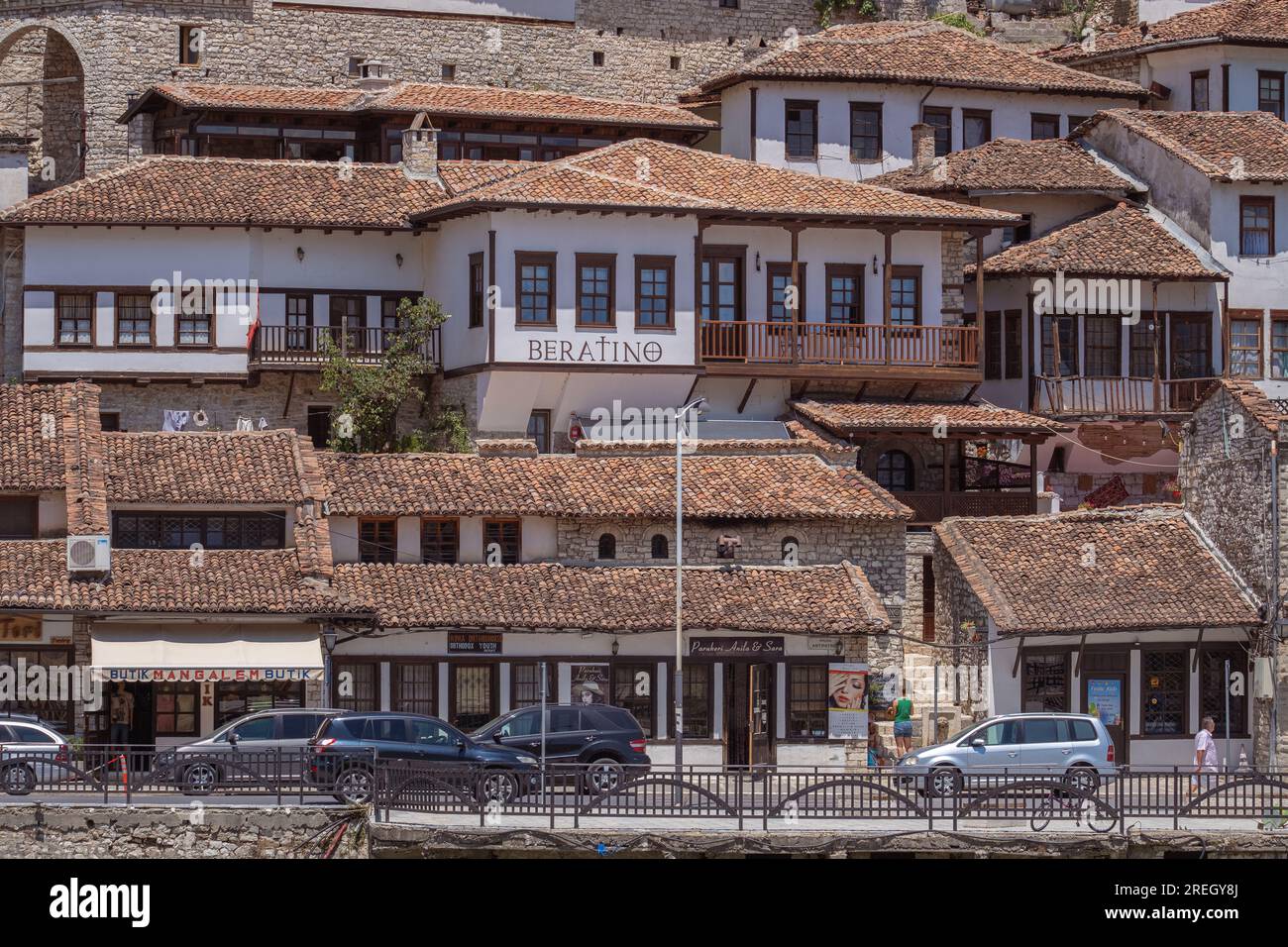 Berat, Albania. Luglio 2022: Case storiche orientali nella città vecchia di Berat in Albania, patrimonio dell'UNESCO Foto Stock