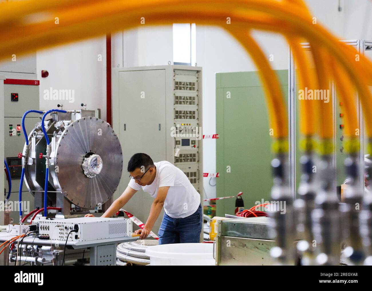 (230727) -- GUANGZHOU, 27 luglio 2023 (Xinhua) -- Un ricercatore gestisce apparecchiature presso il laboratorio di tecnologia a radiofrequenza dell'acceleratore della Cina Spallation Neutron Source (CSNS) a Dongguan, nella provincia del Guangdong della Cina meridionale, 18 luglio 2023. Nella città di Dongguan si trova un progetto sci-tech di livello mondiale -- China Spallation Neutron Source (CSNS). Da quando è stata avviata, nell'agosto 2018, sono stati affrontati oltre 1.000 compiti di ricerca. Soprannominata "super microscopio", una sorgente di neutroni di spallazione può produrre e accelerare i protoni prima di sfonderli nel bersaglio per produrre neutroni e fasci di neutroni Foto Stock