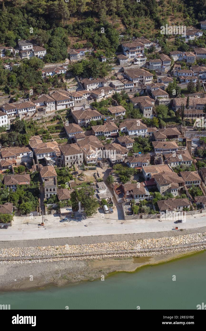 Case storiche orientali nella città vecchia di Berat in Albania. Foto di alta qualità Foto Stock