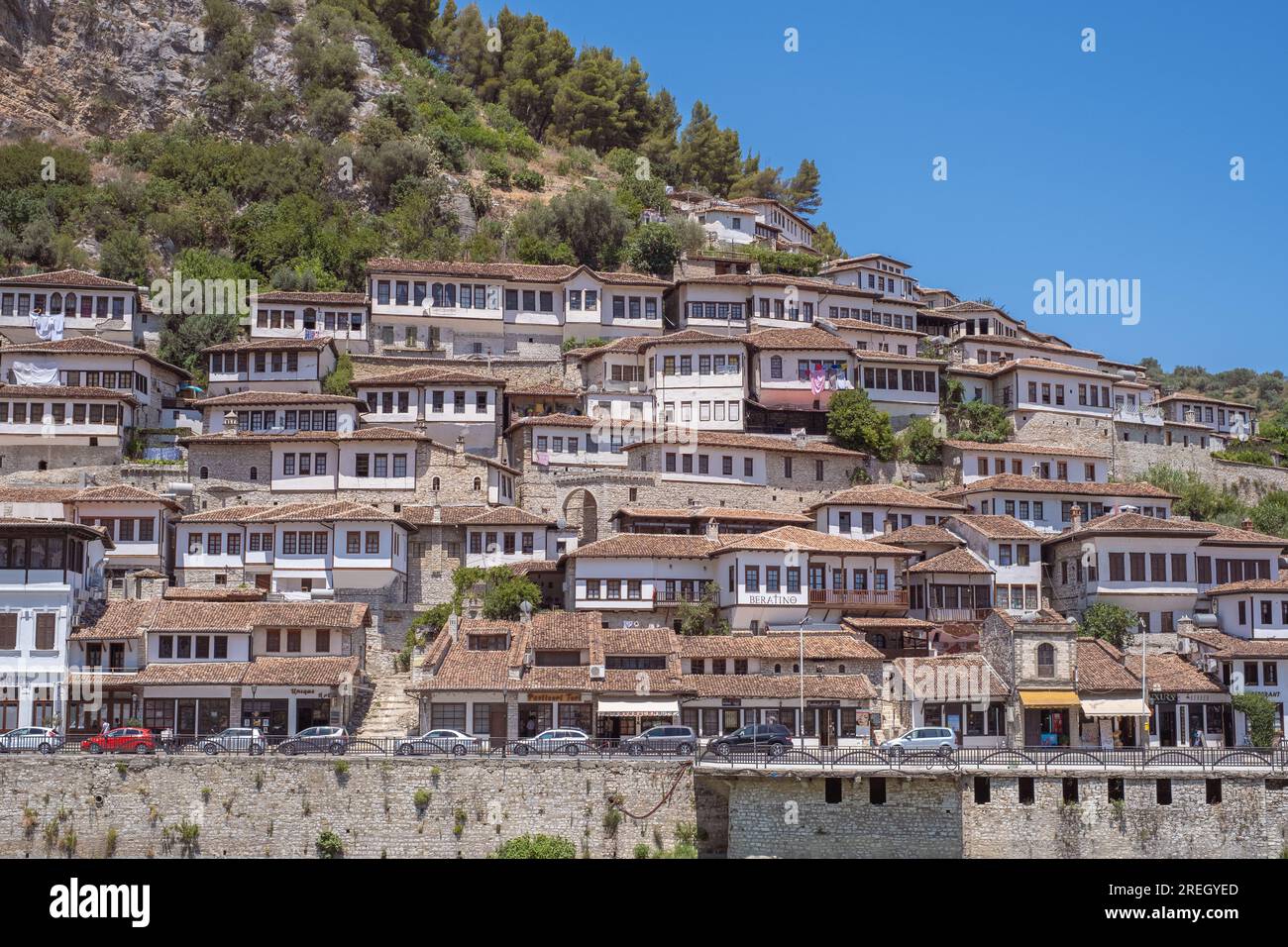 Berat, Albania. Luglio 2022: Case storiche orientali nella città vecchia di Berat in Albania, patrimonio dell'UNESCO Foto Stock
