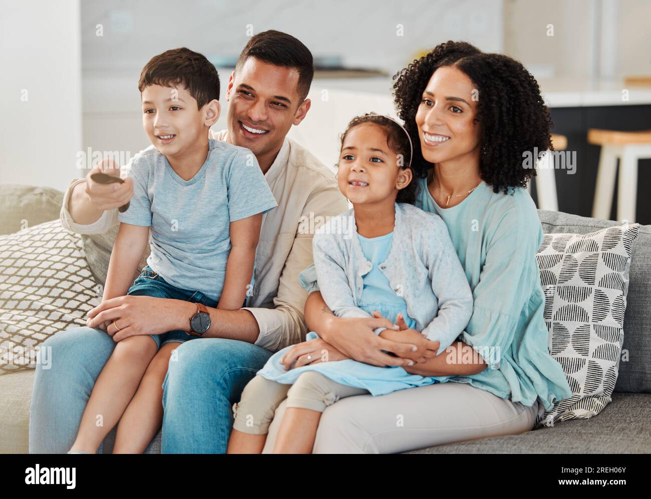 Rilassati o divertiti con la tua famiglia guardando film tv, film o streaming di video online, dvd multimediali o via cavo. Divano in soggiorno, cartoni animati per bambini o casa Foto Stock