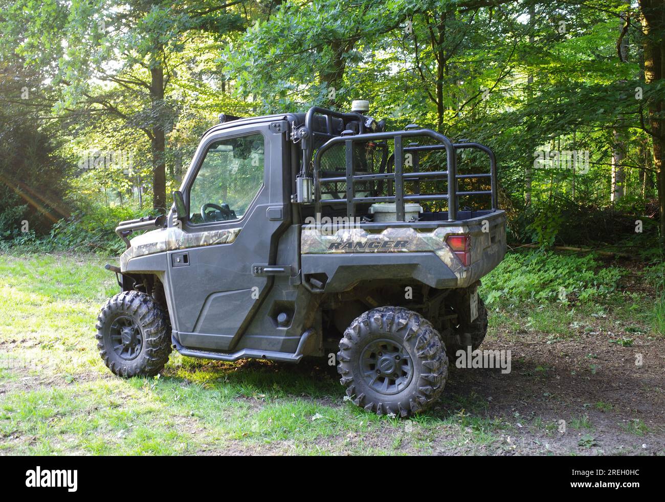 Einem, Germania - 6 luglio 2023 Polaris Ranger XP 1000 Hunter Edition All Terrain Vehicle. Un veicolo fuoristrada affiancato con due sedili posizionati lateralmente Foto Stock